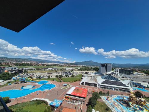 une vue aérienne d'un complexe hôtelier avec piscine dans l'établissement RIVER WALK 908 ILIDZA Apartment Sarajevo, à Sarajevo