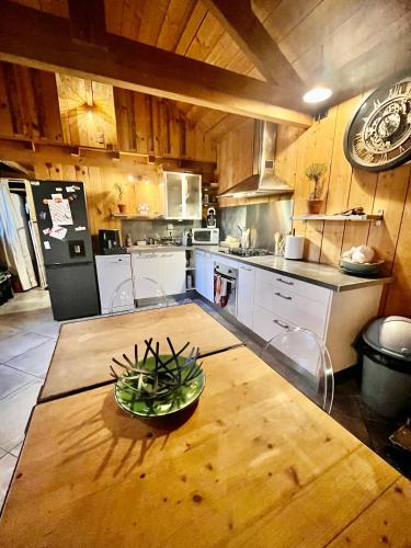 - une cuisine avec une table en bois et un bol dans l'établissement Maison bois 6pers Biscarrosse, à Biscarrosse