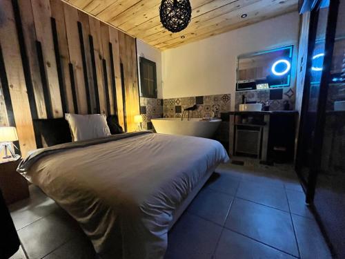 une chambre avec un lit, une baignoire et un lavabo dans l'établissement Maison bois 6pers Biscarrosse, à Biscarrosse