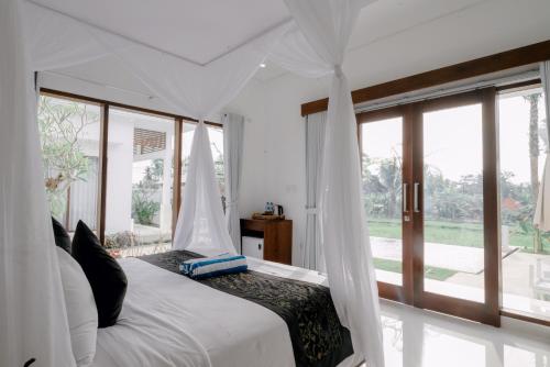 Ένα ή περισσότερα κρεβάτια σε δωμάτιο στο Namika Villas Ubud