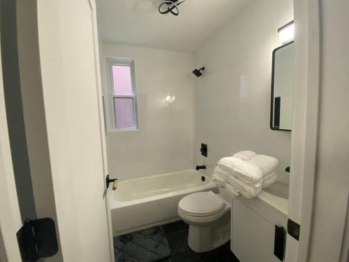 Ένα μπάνιο στο New Dearborn Luxury Relax, Explore, Repeat