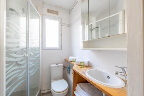 une salle de bain avec toilettes, lavabo et douche dans l'établissement 1 Bedroom apartment ideally located only 1 minute to the metro in Montmartre neighbourhood, à Paris