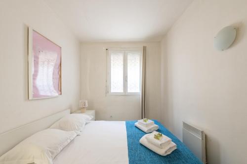 une chambre blanche avec deux lits et une fenêtre dans l'établissement 1 Bedroom apartment ideally located only 1 minute to the metro in Montmartre neighbourhood, à Paris
