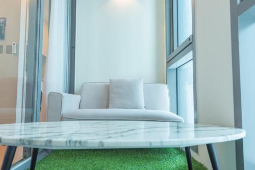 a glass coffee table in a room with a couch at Elmomento Haeundae in Busan
