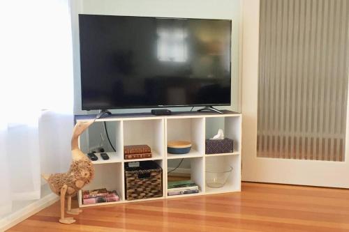 TV a/nebo společenská místnost v ubytování OAK'S BrkFast, WiFi,Fetch,Walk2Pizza,Coffee,Liquor