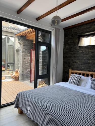 Postel nebo postele na pokoji v ubytování Gubeikou Great Wall Yunyeshu Boutique Guesthome