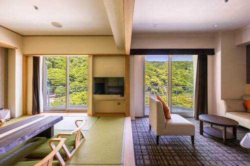 Телевизор и/или развлекательный центр в Yumoto Fujiya Hotel