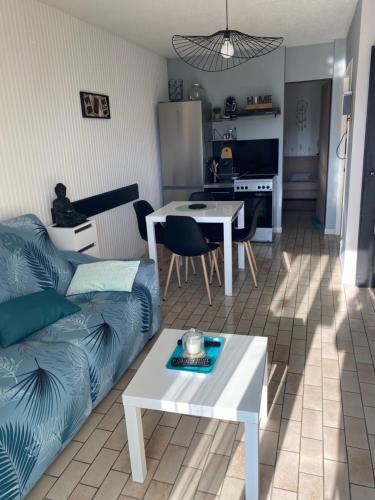 un salon avec un canapé et une table dans l'établissement Rez-de-chaussée à 300M de la mer commerce 150M, à Saint-Hilaire-de-Riez