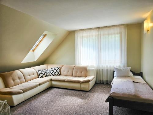 sala de estar con sofá y ventana en Irbēni en Brivkalni