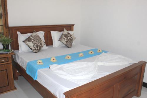 Una cama con algunos maniquíes encima en Sigiri Sanu Villa, en Sigiriya