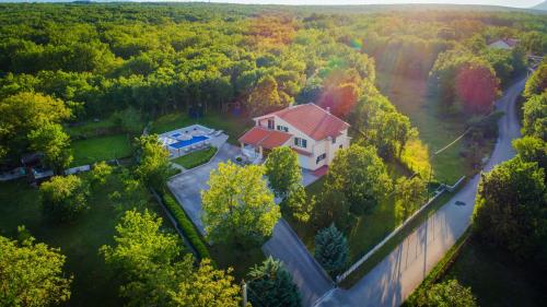 Holiday home 'Old oak' - with pool, garden with fresh vegetables and private forrest!