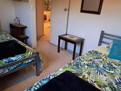 Una cama o camas en una habitación de Secret Cottage