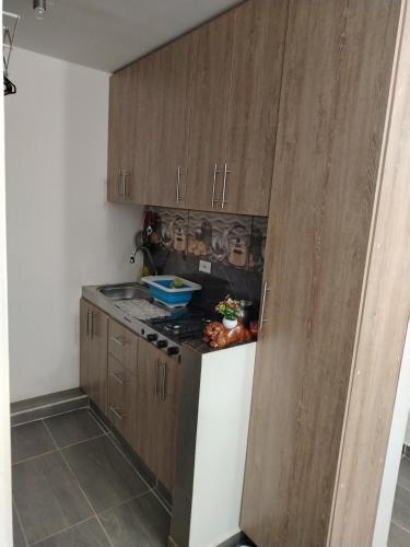 Η κουζίνα ή μικρή κουζίνα στο Apartamento amoblado