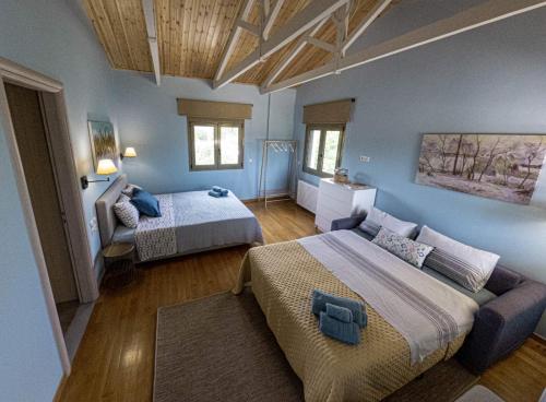 1 Schlafzimmer mit 2 Betten und blauen Wänden in der Unterkunft Estia guest house in Olympia