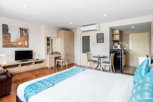 Μια τηλεόραση ή/και κέντρο ψυχαγωγίας στο Nara Suite Residence Bangkok