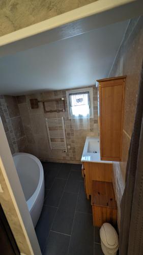 une salle de bain avec toilettes, baignoire et lavabo dans l'établissement Maisonnette de Villiers gare à 5 minutes, à Saint-Fargeau-Ponthierry