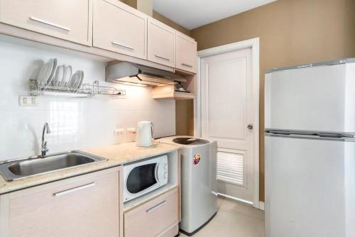 Η κουζίνα ή μικρή κουζίνα στο Nara Suite Residence Bangkok