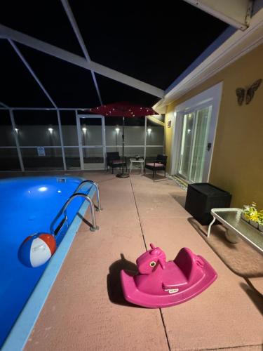 Πισίνα στο ή κοντά στο Tampa Oasis with Heated Pool & Family Comforts