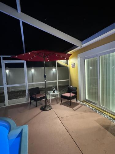 Μπαλκόνι ή βεράντα στο Tampa Oasis with Heated Pool & Family Comforts