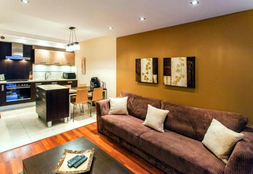 salon z kanapą i kuchnią w obiekcie Apartament Tit Aquarius Spa w Kołobrzegu