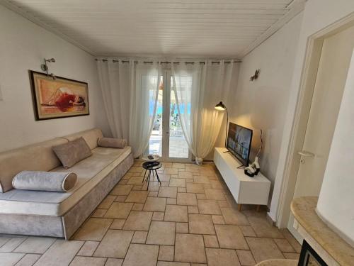 Ruang duduk di Corfu Glyfada Menigos Resort 13