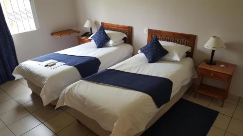 Кровать или кровати в номере Desert Palace Hotel