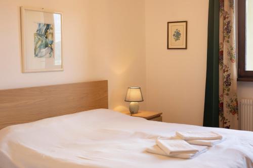 a bedroom with a bed with two towels on it at Arzenhof, Baron Di Pauli in Caldaro