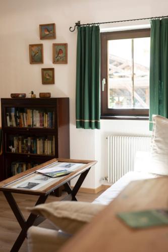 a living room with a coffee table and a window at Arzenhof, Baron Di Pauli in Caldaro
