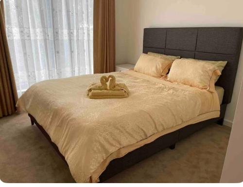 un par de toallas sentadas encima de una cama en ‘The bayside’ Beautifully brand new house en Mentone