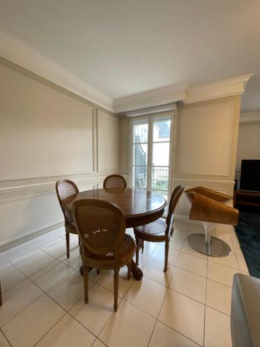 Μια τηλεόραση ή/και κέντρο ψυχαγωγίας στο Spacious Marie apt