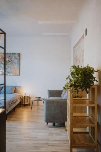 Garden House Apartments في سيسيس: غرفة معيشة مع أريكة وطاولة