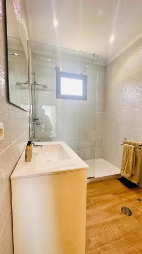 a bathroom with a white sink and a shower at BoaVista- 2 bed house -COSY PANORAMIC -SEA - MOUNTAIN VIEW in Campanário