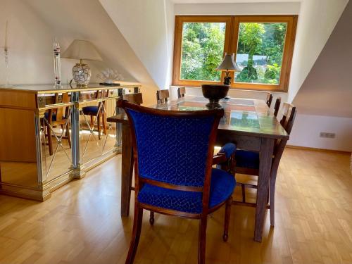 Foto dalla galleria di Wunderschönes großes 3 Zimmer Apartament Zentrum Goldstadt Familienfreundlich mit Garage a Pforzheim