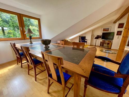 Foto dalla galleria di Wunderschönes großes 3 Zimmer Apartament Zentrum Goldstadt Familienfreundlich mit Garage a Pforzheim