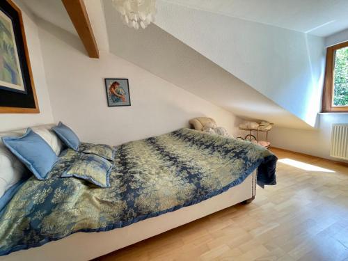 Letto o letti in una camera di Wunderschönes großes 3 Zimmer Apartament Zentrum Goldstadt Familienfreundlich mit Garage