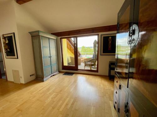 TV o dispositivi per l'intrattenimento presso Wunderschönes großes 3 Zimmer Apartament Zentrum Goldstadt Familienfreundlich mit Garage