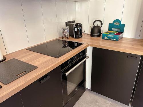 - une cuisine avec un comptoir et une cuisinière four supérieur dans l'établissement Le spacieux et confortable à 15min de la gare, à Valence
