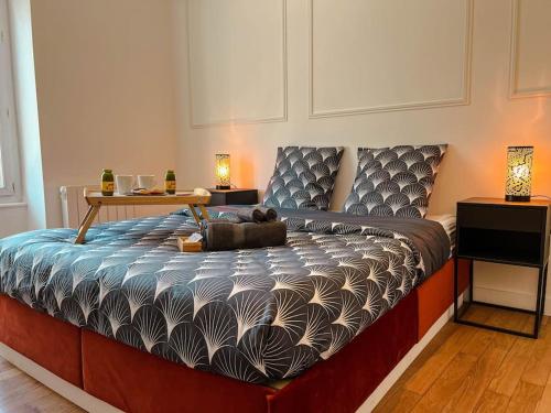 une chambre avec un grand lit dans une pièce dans l'établissement Le spacieux et confortable à 15min de la gare, à Valence