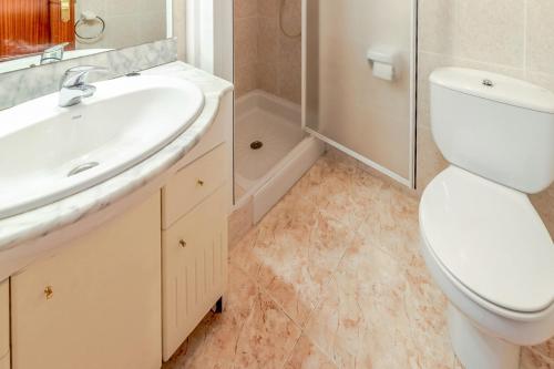 une salle de bain avec toilettes, lavabo et douche dans l'établissement Fener de Dalt 88 - apartamento con wifi y piscina, à Llançà