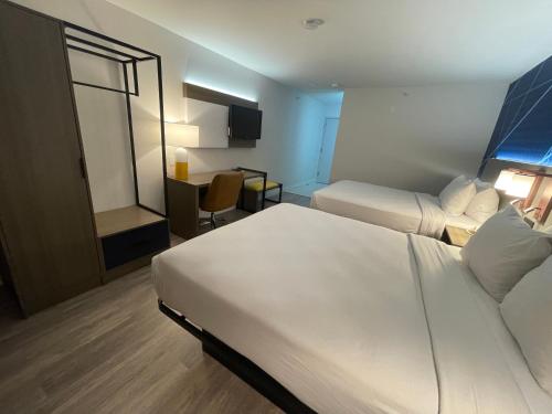 ソルトレイクシティにあるComfort Inn & Suitesのベッド2台とテーブルが備わるホテルルームです。