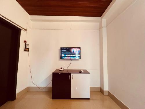 TV a/nebo společenská místnost v ubytování Ecstacy 2BHK