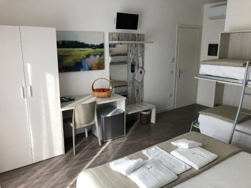 a room with a bed and a desk with a computer at Alloggi Al Melograno in Marcon