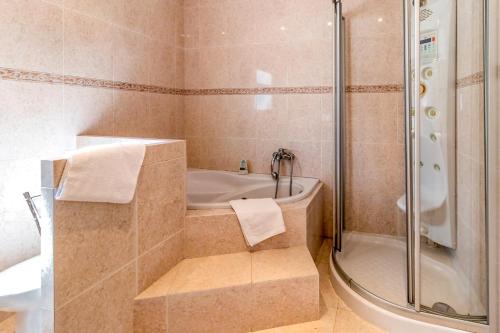 Kúpeľňa v ubytovaní Fener de Dalt 89 Casa con piscina y vistas