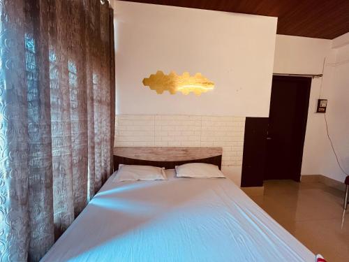 Postel nebo postele na pokoji v ubytování Ecstacy 2BHK