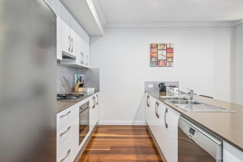 Kuchyň nebo kuchyňský kout v ubytování Coastal Parkside - Glenelg North - C21 SouthCoast Holidays