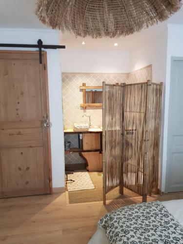 Pokój z łóżkiem i szafą z drzwiami w obiekcie Magnifique villa de charme avec piscine w mieście Draguignan