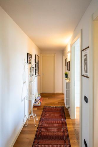 a hallway with a rug on a hard wood floor at Riflessi sul lago in Predore