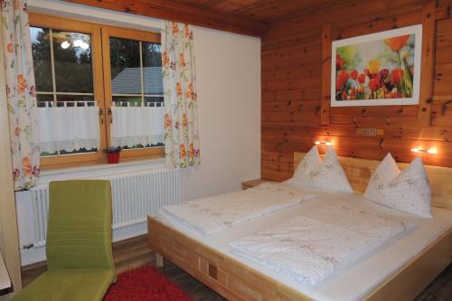 1 dormitorio con cama y ventana en Appartement Seggl en Pruggern