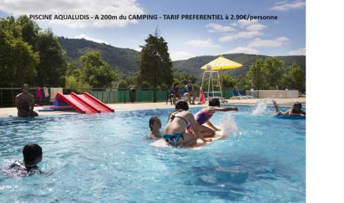 Bazén v ubytování Camping Onlycamp du Rouergue nebo v jeho okolí