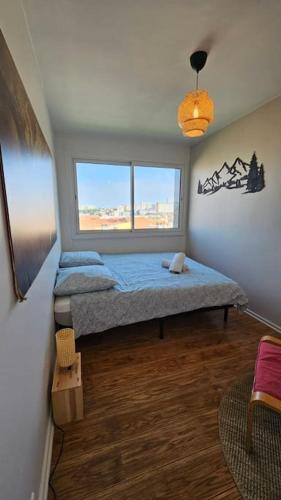 une chambre avec deux lits et une fenêtre dans l'établissement Le André #Parking#Confort, à Clermont-Ferrand